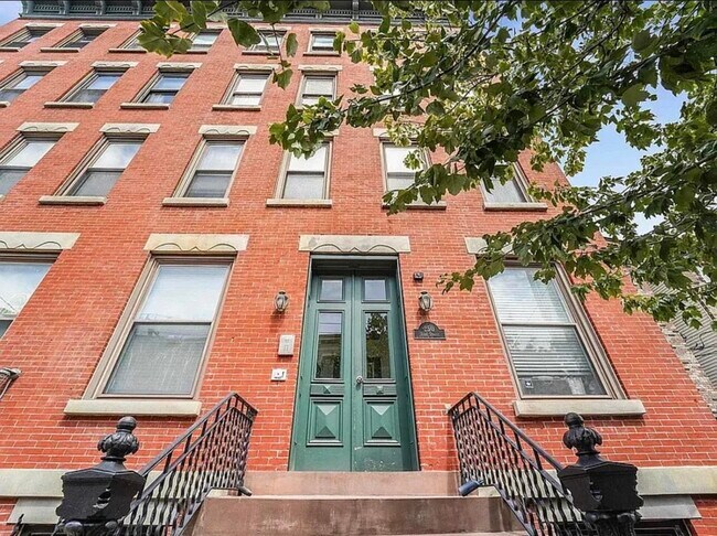 Primary Photo - 250 York St