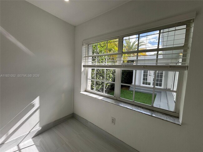 Building Photo - 725 91st St