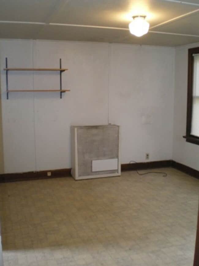 Building Photo - 445-447-447 NE Campus St