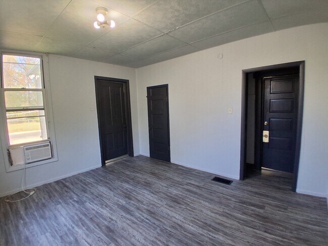 Building Photo - 714 Bryan Ave