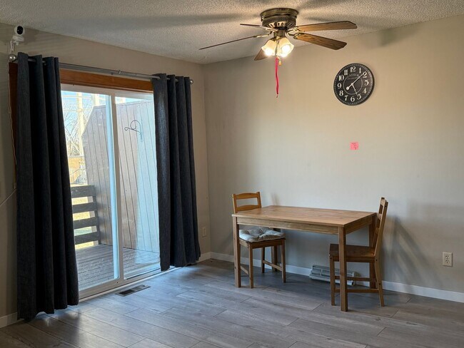 Building Photo - Low Maintenance Living - 2 Bedroom 2 Bathr...