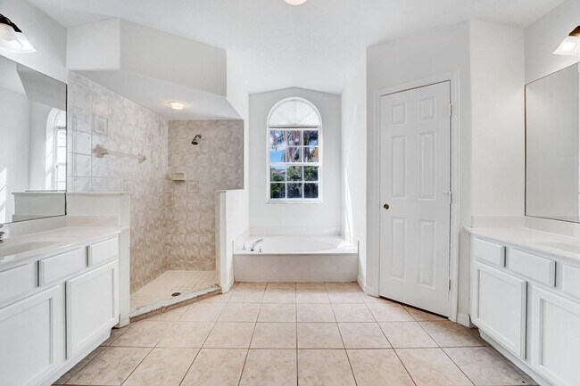 Building Photo - 513 SE Cliff Rd