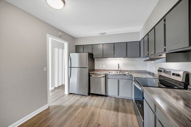 Building Photo - 109 Menlo Dr