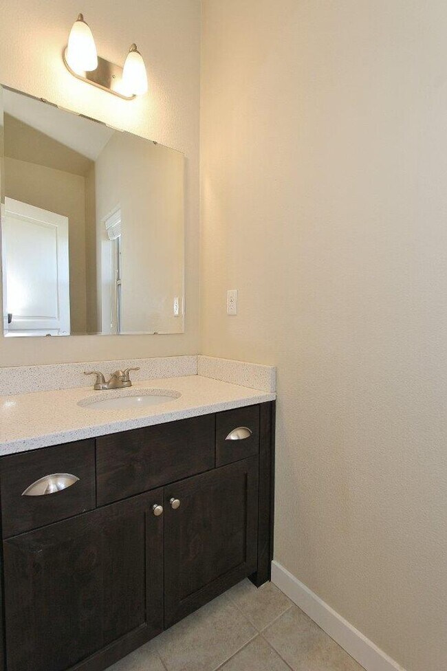 Building Photo - Immaculate Townhouse w/2 Car-Garage