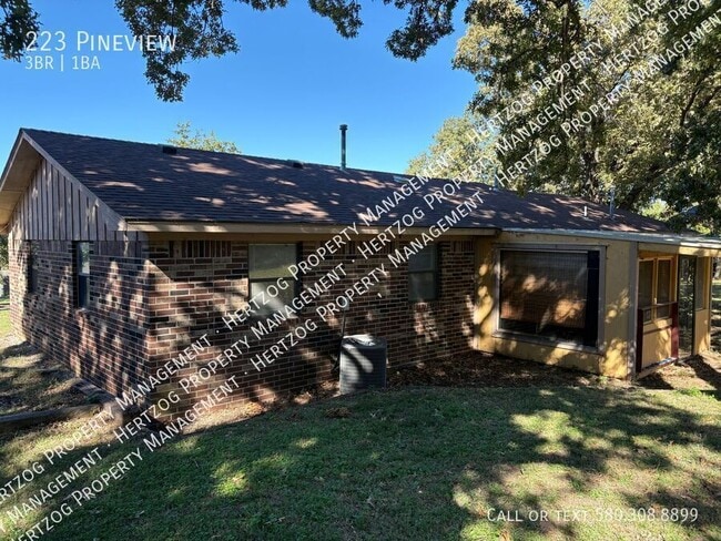 Building Photo - 223 Pineview-