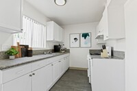 Building Photo - Carlyle Court Apartment Homes