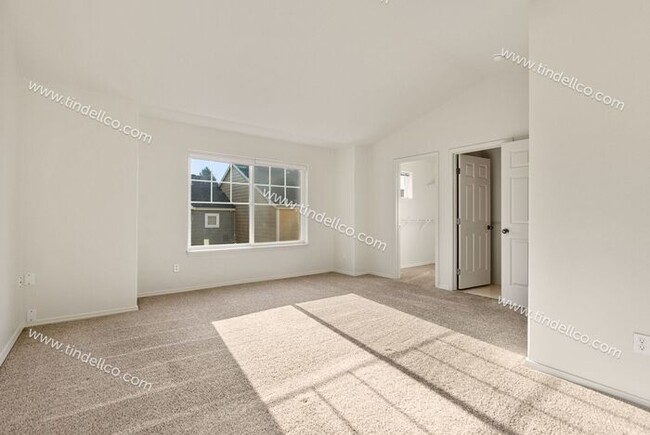 Building Photo - Spacious 2-Bedroom Townhouse with Dual Mas...