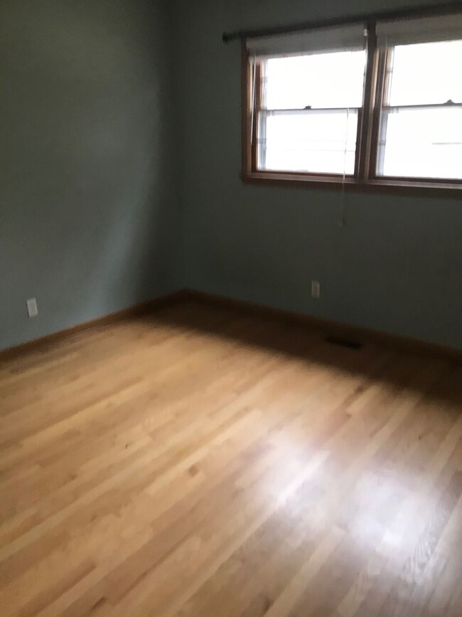 Building Photo - 3 bedroom, 2 bathroom, 2 car garage hom fo...