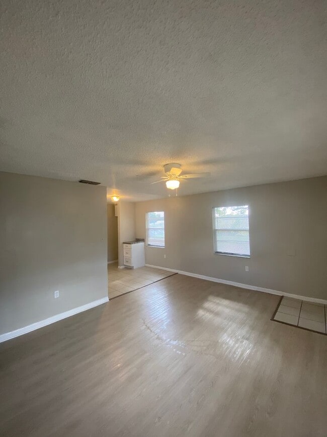 Building Photo - 2 BEDROOM, 1 BATH APARTMENT HOME - PINELLAS PARK