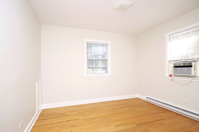 Building Photo - Student-Friendly Ivy Rd Apartment Near Foo...