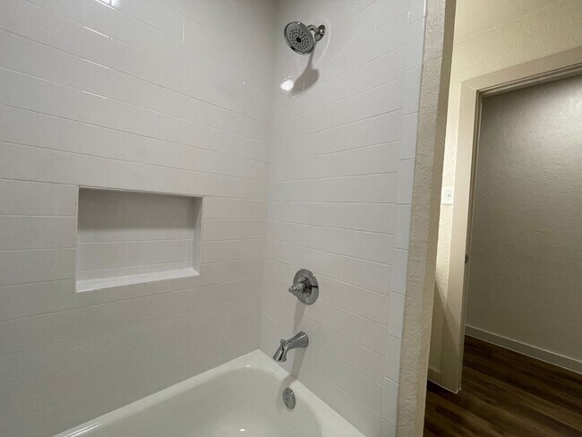 Building Photo - AVAILABLE NOW 2 BEDROOM 2 BATH DUPLEX IN S...