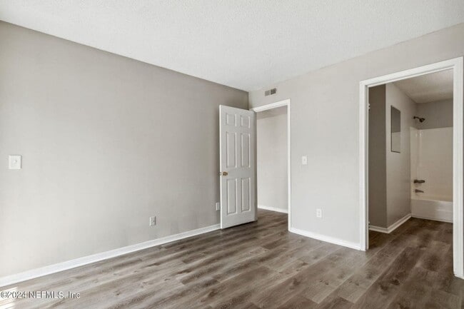Building Photo - Renovated Condo in a Convenient Location!