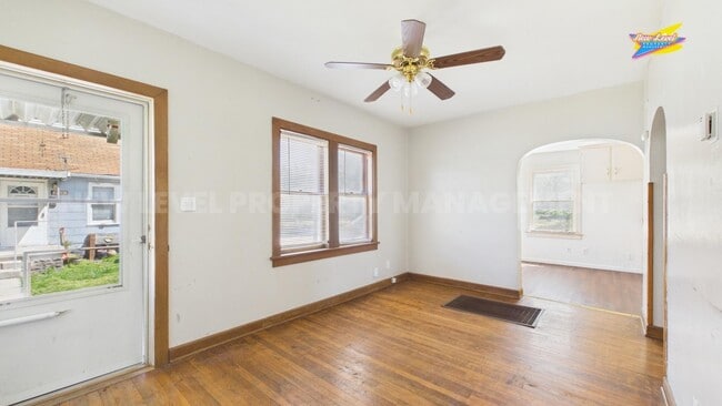 Building Photo - 413 E 6th St