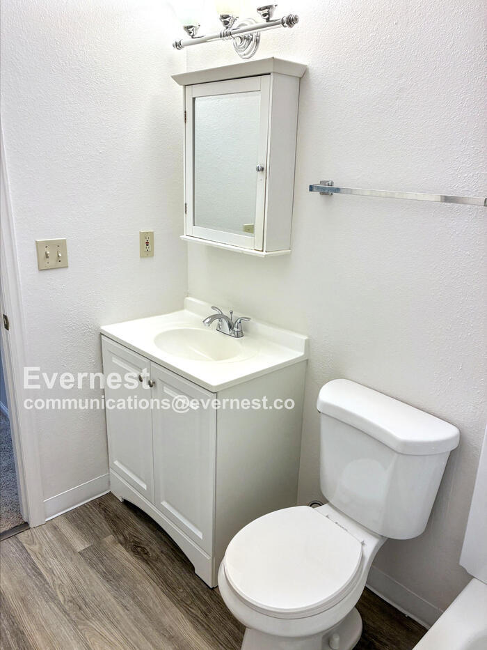Building Photo - 836 Vanderbilt Ct