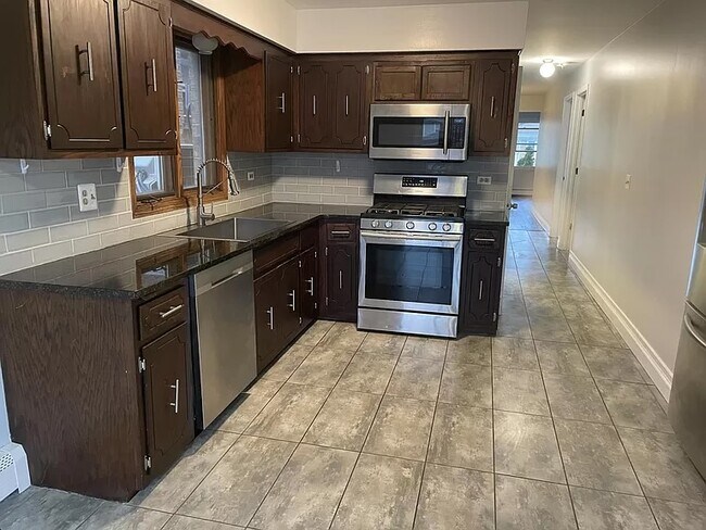 Building Photo - 6013 W Gunnison St