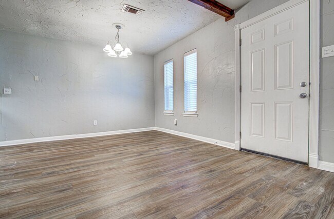 Building Photo - 1807 Briar Hill Dr