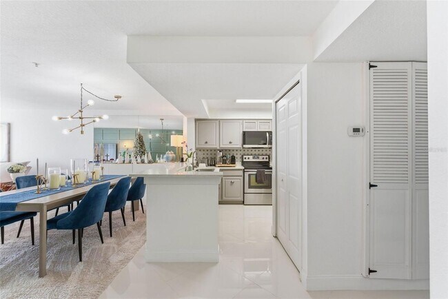 Building Photo - 13838 Fairway Island Dr