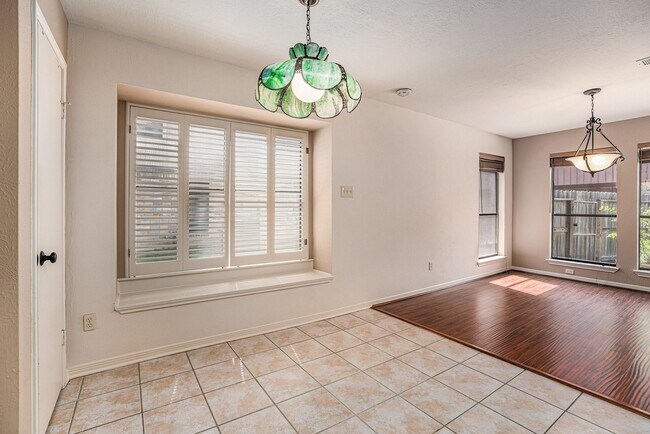 Building Photo - 602 Crestwood Dr