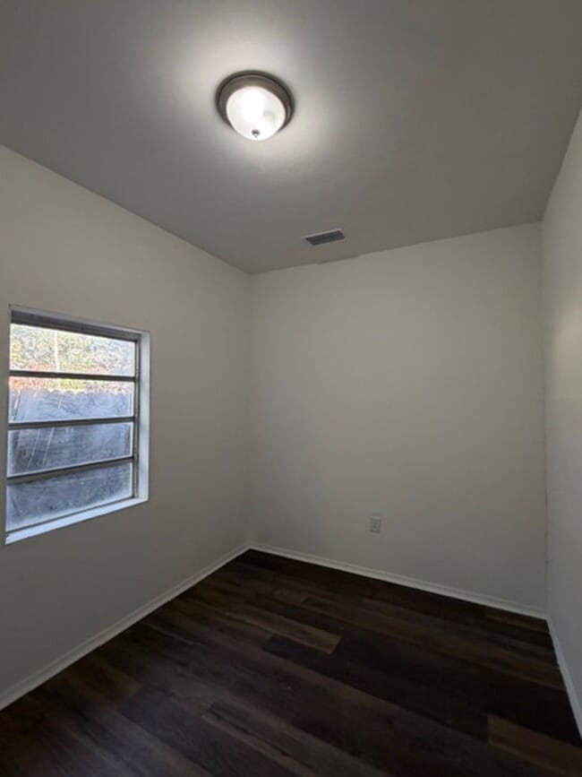 Building Photo - Newly renovated 3 bed 2 bath home in private area