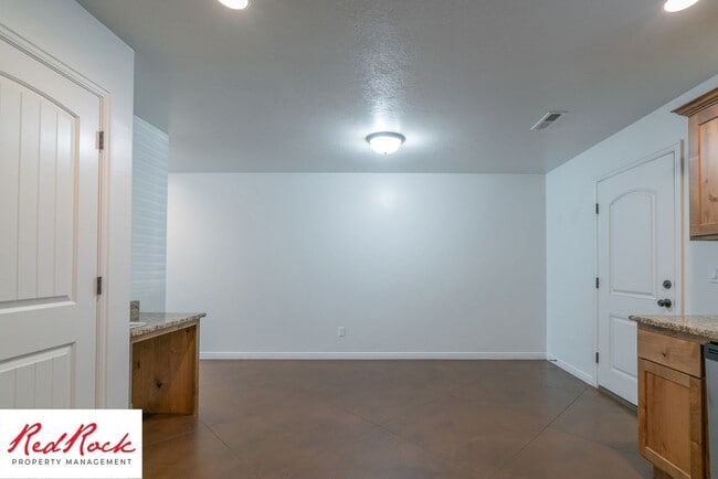 Building Photo - Conveniently located 3 Bedroom Townhome