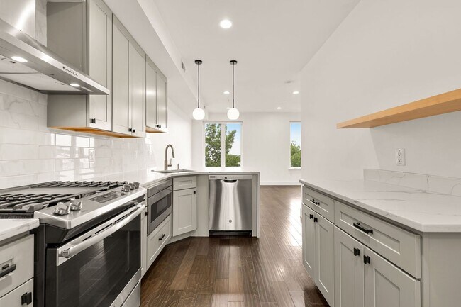 Building Photo - Beautiful 2 Bed/2 Bath in Petworth