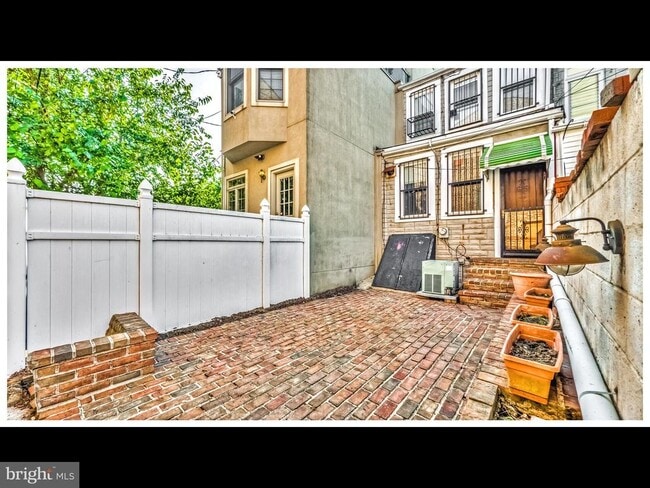 Building Photo - 1209 S Ellwood Ave