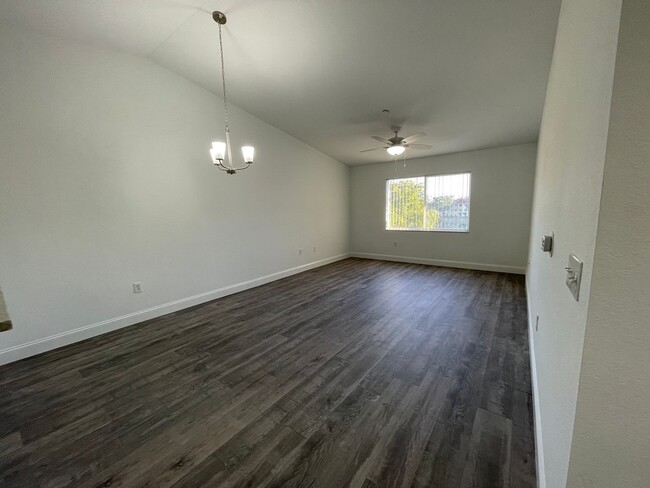 Building Photo - ANNUAL RENTAL - KEY ROYAL-2 BED 1 BATH THI...