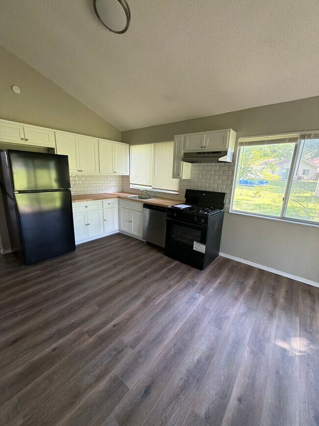 Building Photo - 602 Ledyard Dr