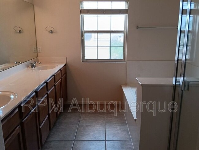 Building Photo - 7100 Alexandria Dr NE