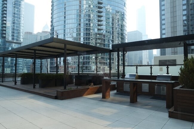 Building Photo - 512 N McClurg Ct