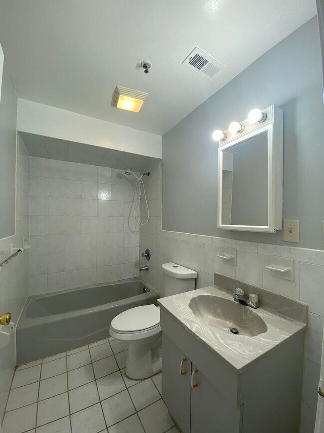 Building Photo - 587 70th St