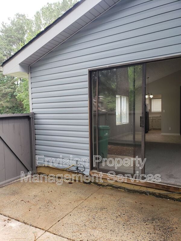 Building Photo - 8577 Pineview Ln