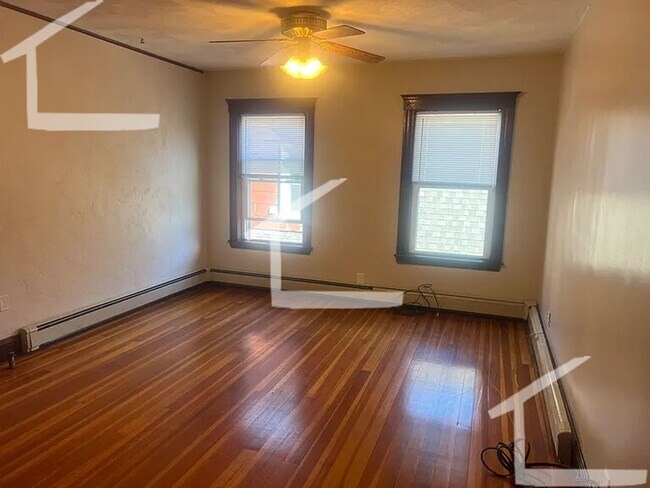Building Photo - Spacious 2-Bedroom with Washer/Dryer in Unit!