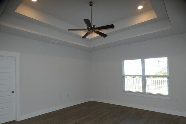 Building Photo - 4-Bedroom Home - Community Pool