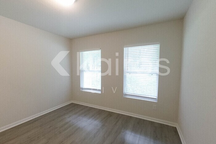 Building Photo - 204 Wild Oak