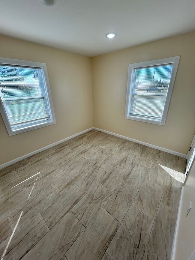 Building Photo - 2433 Wakulla Ave