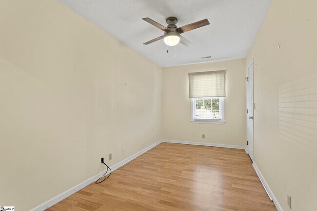 Building Photo - 405 Creek Dr