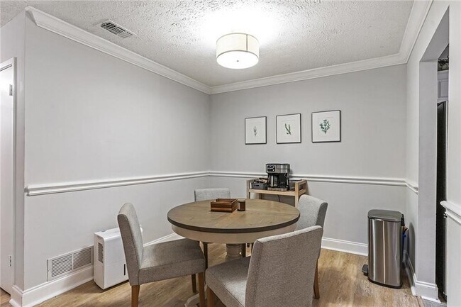Building Photo - 6800 Glenridge Dr