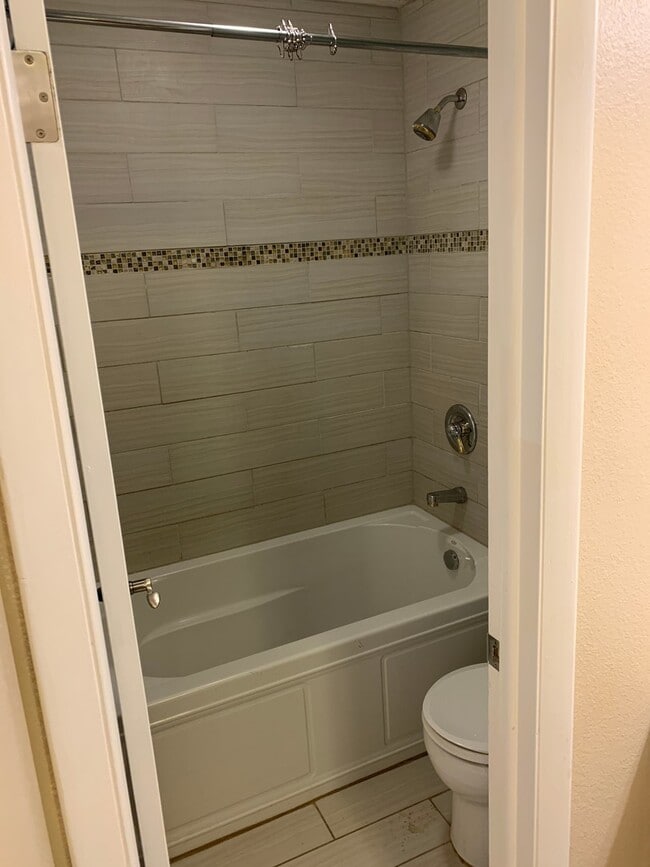 Building Photo - Top Floor Condo in Southeast Denver 2 bed ...