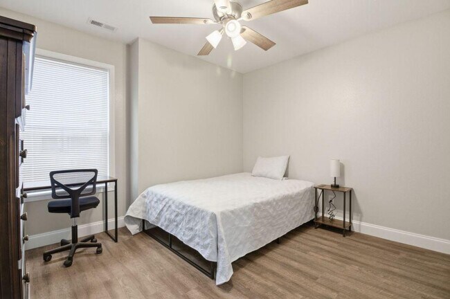 Building Photo - 810 Carson St