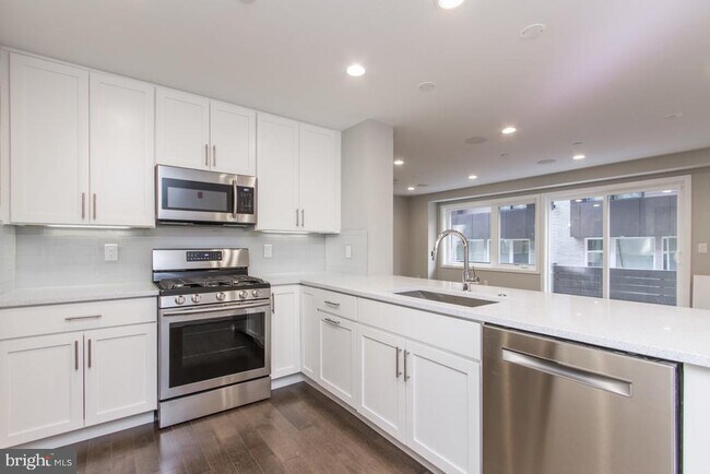 Building Photo - 720 S Sartain St