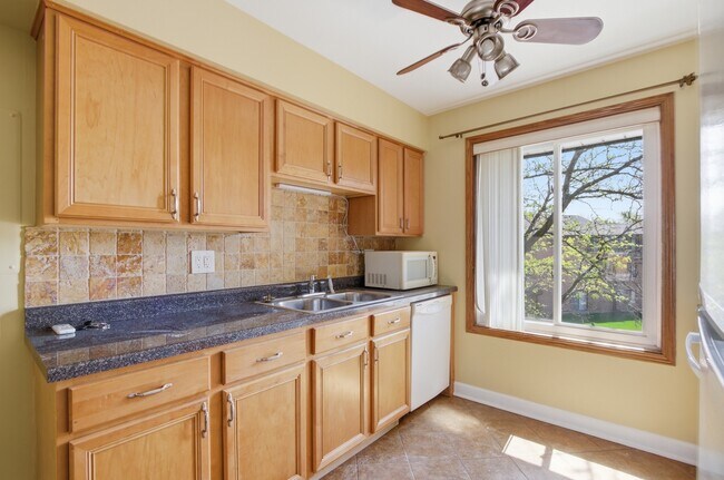 Building Photo - 744 Briar Hill Ln