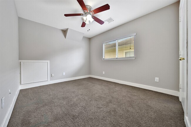 Building Photo - 11940 Chanteloup Dr