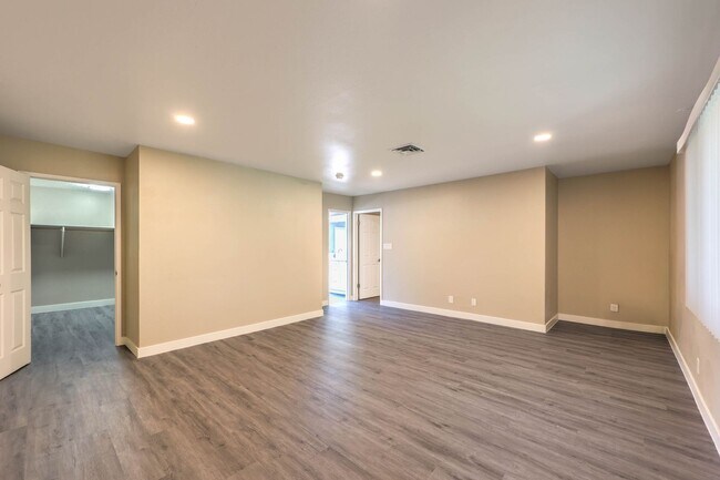 Building Photo - Huge one bedroom condo close community pool and tennis courts.