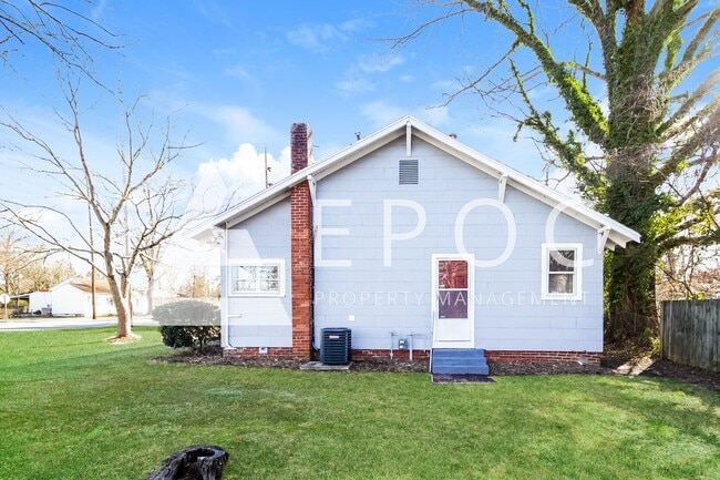 Building Photo - 707 E Dayton Ave