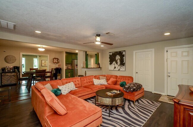 Building Photo - 4315 Fernwood Dr