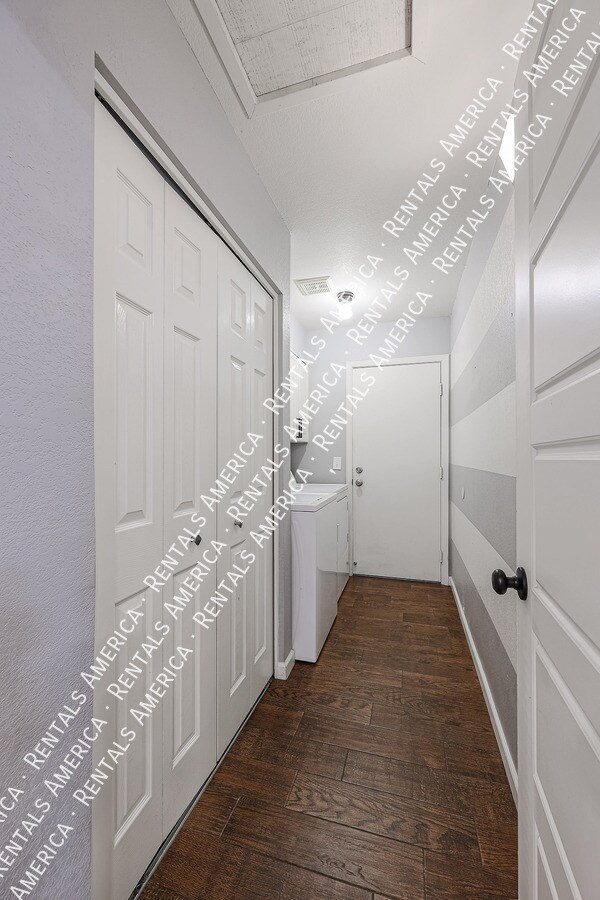 Building Photo - 1360 W Esplanade St