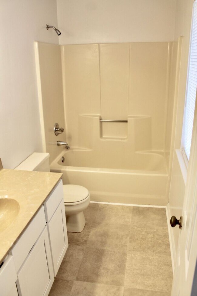 Building Photo - Chicks Beach Living! 3BR/2.5BA - Attached Garage, Private Cul-de-sac- Minutes to the BAY!