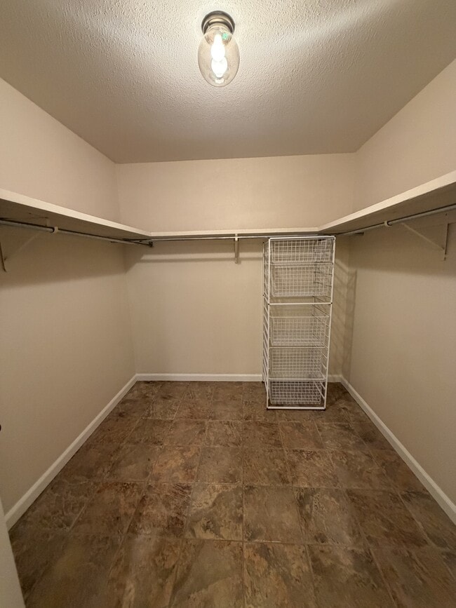 Building Photo - 113 Riverview Ct