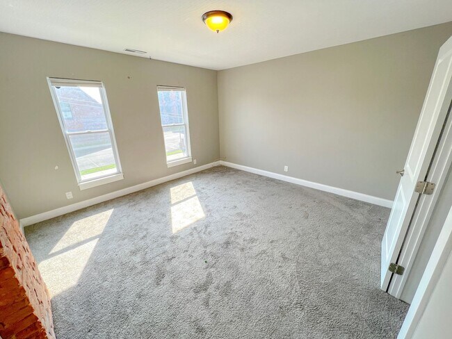 Building Photo - Modernized 2nd Floor Apartment in Franklinton – Your Urban Oasis Awaits!